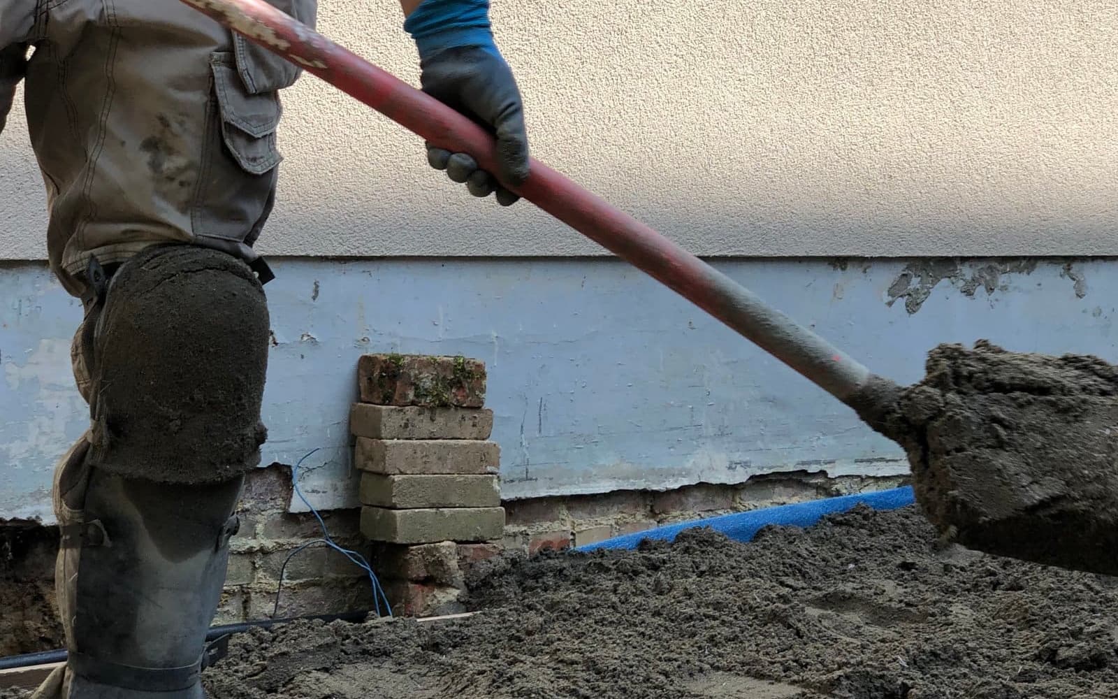Chape aanbrengen met een schep bij een renovatie