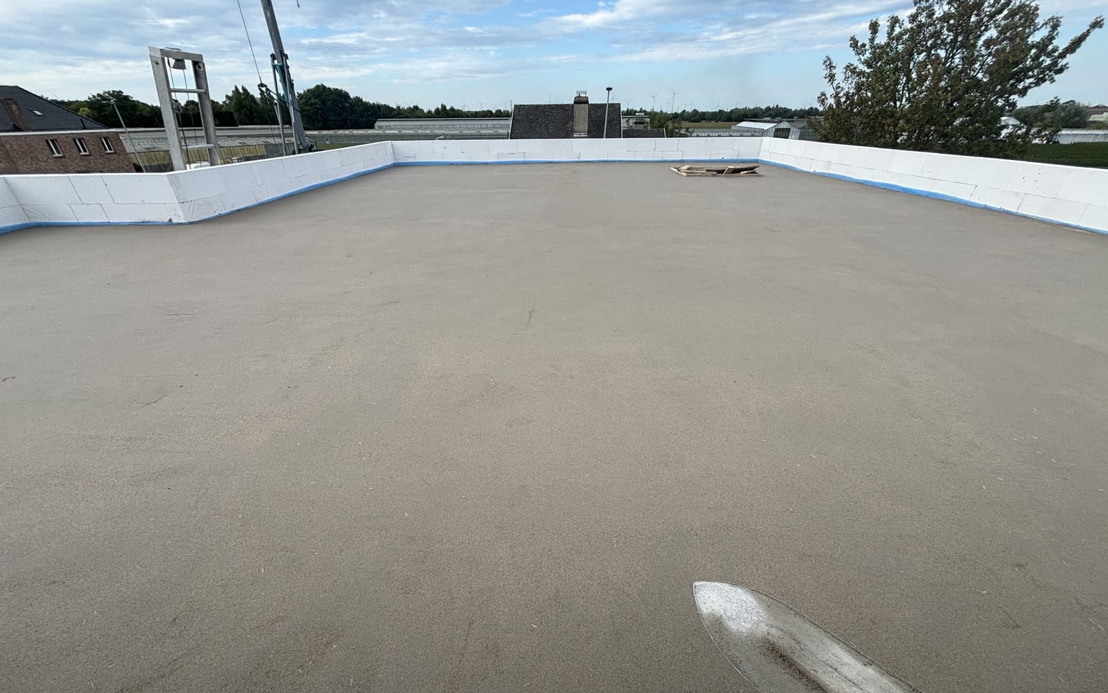 Afgewerkte hellingschape op een plat dak, met afschot naar de dakafvoer