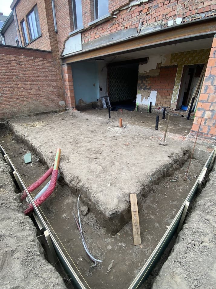 Uitgraving en afbraak tot op de ruwbouw, met bekisting voor de fundering