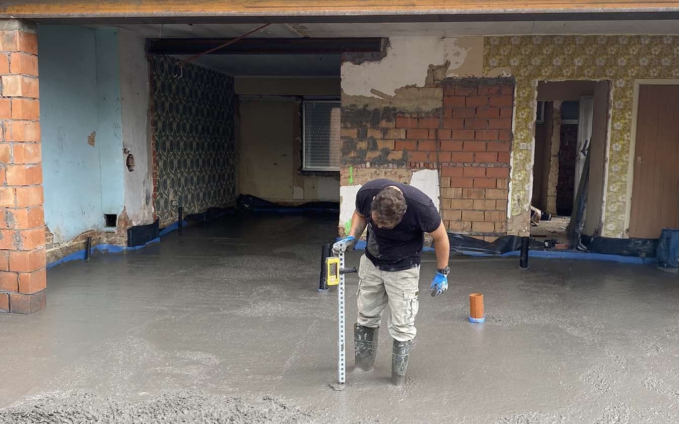 Betonplaat waterpas controleren tijdens een renovatie