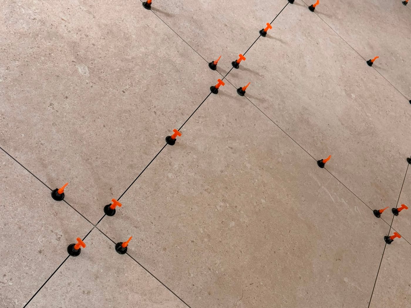 Grootformaat vloertegels met nivelleerclips, zodat alle tegels op exact dezelfde hoogte uitharden