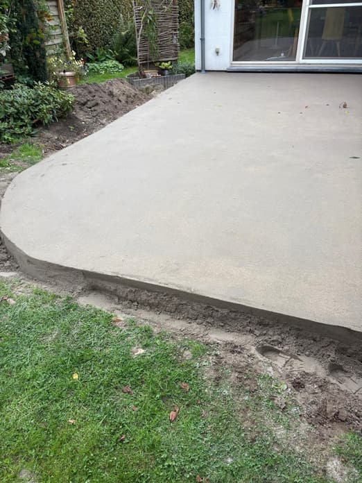 Terrasopbouw, chape en tegels aansluitend op de woning
