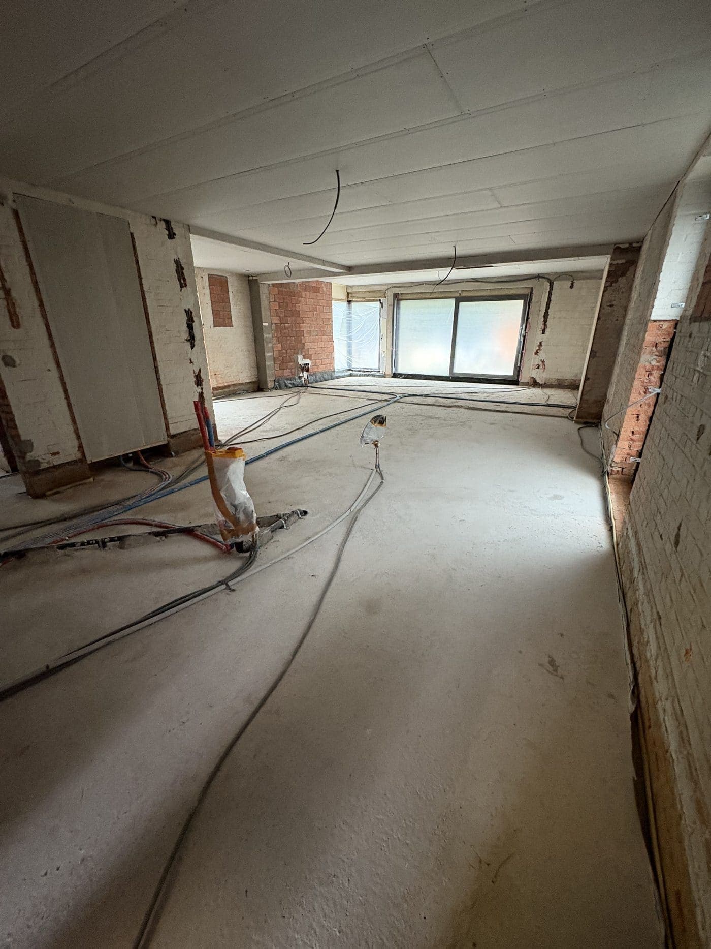 Betonplaat gestort, klaar voor isolatie